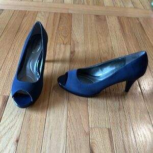 Bandolino Navy Peep-Toe Heels Size 9W